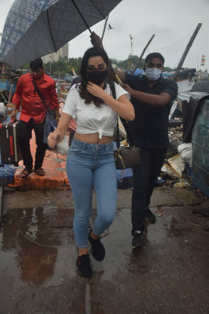 मुंबई की बारिश ने इन दिनों लोगों का जीना मुहाल कर रखा है. आलम ये है कि बारिश में सड़कों पर गाड़ी चलाना मुहाल है. इसलिए अब मायानगरी के स्टार्स ने दूसरे रास्ते अख्तियार कर लिए है.