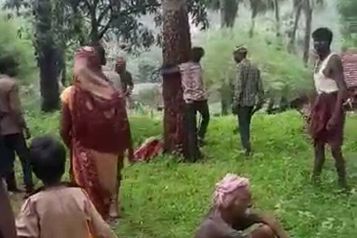 Chhotaudepur : people give Talibani Saja to couple , video goes to viral Chotaudepur : કપલને પ્રેમ કરવાની એવી મળી સજા કે જોઇને રૂંવાડા ઉભા થઈ જશે, વીડિયો વાયરલ