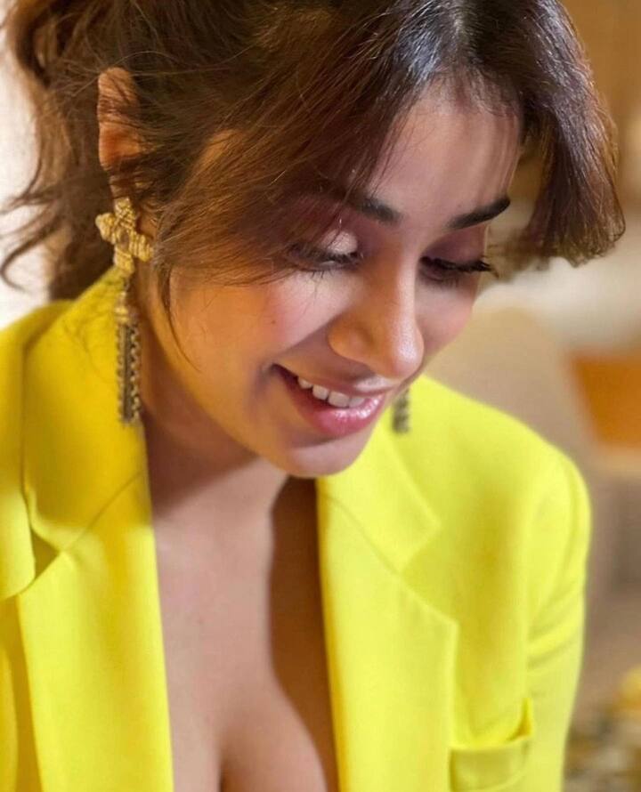 (Courtesy : Instagram) జాన్వీ కపూర్ సోషల్ మీడియాలో చాలా యాక్టివ్ గా ఉంటుంది. ఎప్పటికప్పుడు తన హాట్ ఫోటోలను షేర్ చేస్తూ కవ్విస్తుంటుంది. 