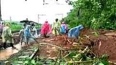 Central Railway : कसारा घाटात रेल्वे रुळावर दरड कोसळल्याने लांबपल्ल्याच्या गाड्या रखडल्या
