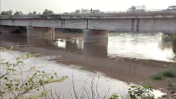 ਦੱਸ ਦਈਏ ਕਿ ਸਾਲ ਪਹਿਲਾਂ ਸੰਗਰੂਰ ਦੇ ਮੂਨਕ ਖੇਤਰ ਵਿੱਚ ਘੱਗਰ ਨਦੀ ਵਿੱਚ ਦਰਾੜ ਆਉਣ ਕਰਕੇ ਕਿਸਾਨਾਂ ਦੀ ਹਜ਼ਾਰਾਂ ਏਕੜ ਫਸਲ ਬਰਬਾਦ ਹੋ ਗਈ ਸੀ ਪਰ ਅੱਜ ਫਿਰ ਘੱਗਰ ਉਫਾਨ ‘ਤੇ ਹੈ ਤੇ ਕਿਸਾਨ ਇਸ ਦੇ ਕੰਢੇ ਪਹਿਰਾ ਦੇ ਰਹੇ ਹਨ।