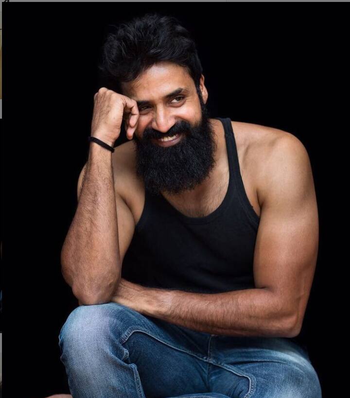 வைரலான டான்சிங் ரோஸ் கதாப்பாத்திரத்தில் ஷபீர் கல்லரக்கால் என்பவர் நடித்துள்ளார்