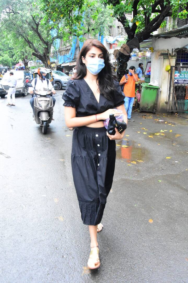 Rhea Chakraborty also got arrested in the drugs case related to SSR’s death and was in jail for almost a month. Her brother Showik Chakraborty also got arrested for the same. (Image courtesy – Manav Manglani)