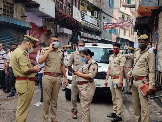 आगरा: महिला और उसके तीन बच्चों की हत्या से हड़कंप, लाश के पास मिला पूजा का सामान, जांच में जुटी पुलिस आगरा: महिला और उसके तीन बच्चों की हत्या से हड़कंप, लाश के पास मिला पूजा का सामान, जांच में जुटी पुलिस
