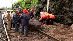 Mumbai के निकट कसारा घाट पर Landslide, रेल यातायात बाधित | Ground Report
