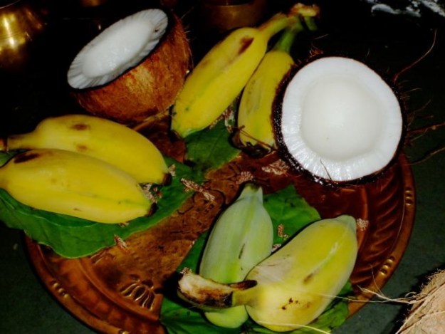 Coconut Offering to God: గుడికి కొబ్బరికాయ, అరటిపండ్లు మాత్రమే ఎందుకు తీసుకెళతారు?