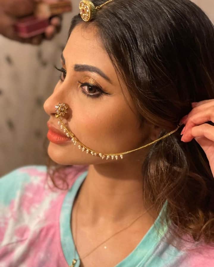 आपको बता दें कि फैन्स को मौनी का ये लुक इतना ज्यादा पसंद आ रहा है कि अभी तक उनपर लाखों लाइक्स और कमेंट आ चुके हैं.