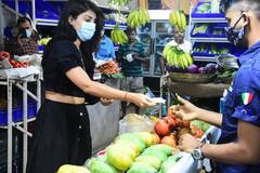 ब्लैक ड्रेस पहने मुंबई की पाली मार्केट में फ्रूट लेते नजर आईं Rhea Chakraborty, देखें तस्वीरें