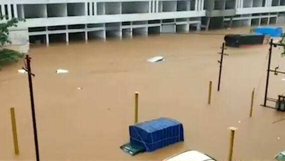 Ratnagiri के चिपलून में पहली मंजिल तक डूबी बिल्डिंग, अपने घरों में कैद लोग | घंटी बजाओ