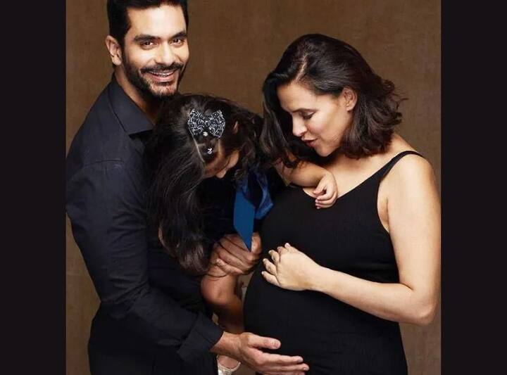 नेहा धूपिया - हाल ही में एक्ट्रेस नेहा धूपिया ने भी अपनी प्रेगनेंसी के बारे में फैन्स को बताया है. मीडिया रिपोर्ट्स की मानें तो अगले कुछ ही महीनों में एक्ट्रेस मां बनने वाली हैं. नेहा ने अपने इन्स्टाग्राम अकाउंट पर एक तस्वीर शेयर करके यह जानकारी दी है. इस तस्वीर में प्रेग्नेंट नेहा अपने पति अंगद बेदी और बेटी मैहर के साथ दिखाई दे रही हैं.