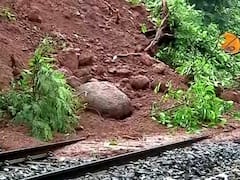 कसारा घाटात रेल्वे मार्गावर दरड कोसळल्याने वाहतूक ठप्प, मुसळधार पावसात प्रवाशांचा इगतपुरी स्थानकात मुक्काम