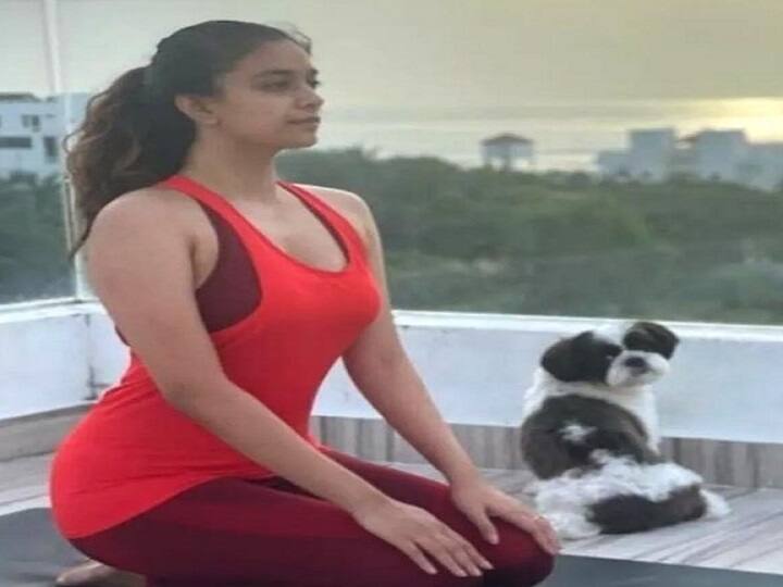 கூடவே தனது செல்லநாயுடன் யோகாசனம் செய்யும் படத்தையும் வெளியிட்டுள்ளார்