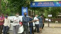 અમદાવાદ: મેમનગરમાં વેકસીનેશન માટે રસીકરણ કેન્દ્ર બહાર લાંબી કતારો, વહેલી સવારથી ઊભા છે લોકો