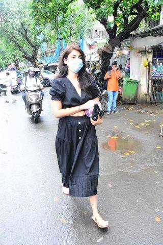 ब्लैक ड्रेस में रिया की खूबसूरती देखते ही बन रही थी.