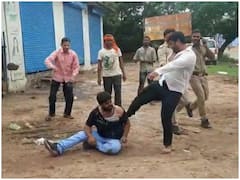 इटावा में पिटते दुकानदार का तमाशा देखती रही पुलिस, सिपाहियों को सामने दबंगों ने की मारपीट