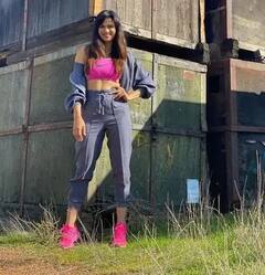 ટીવી એક્ટ્રેસ Shweta Tiwariએ ફરી એકવાર બતાવ્યો ગ્લેમરસ લૂક, પિન્ક પેન્ટ સૂટમાં આપ્યા કમાલના પૉઝ