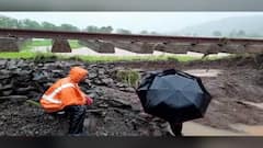 Central Railway :खोपोली-कर्जत रेल्वे वाहतूक ठप्प, केळवली स्थानकाजवळ रेल्वे रुळाखालची माती वाहून गेली