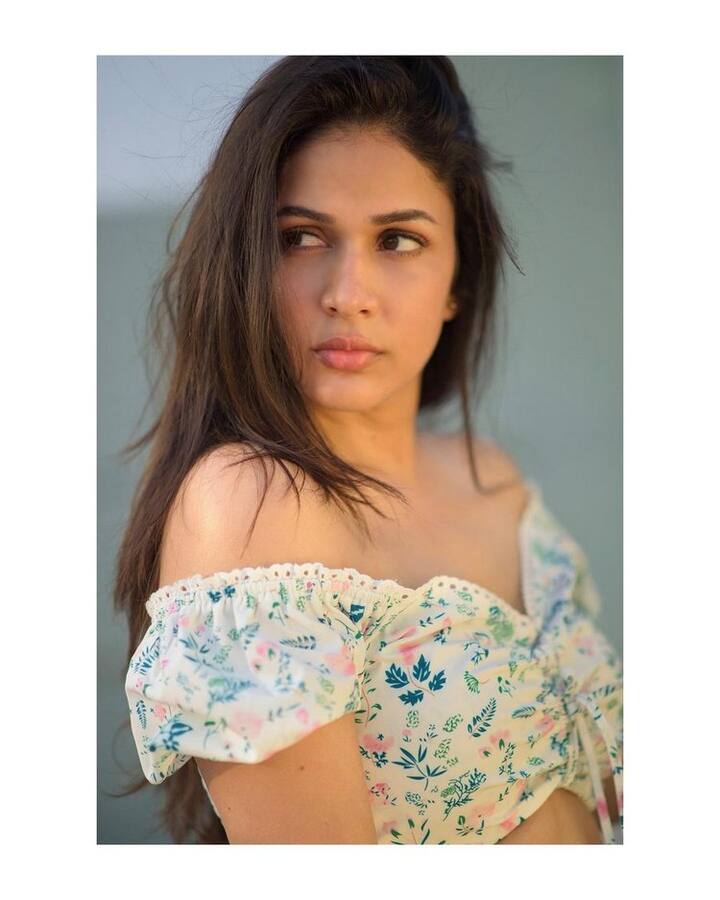 (Courtesy : Instagram) లావణ్య త్రిపాఠి లేటెస్ట్ హాట్ ఫోటో