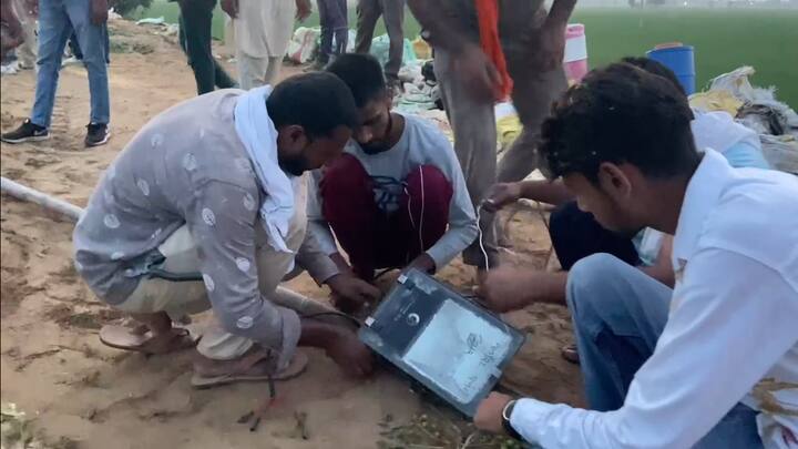 ਉਧਰ ਪ੍ਰਸ਼ਾਸਨ ਇਸ ਦੇ ਕਿਨਾਰਿਆਂ ਨੂੰ ਮਜ਼ਬੂਤ ਕਰਨ ਦੇ ਦਾਅਵੇ ਕਰਦਾ ਰਿਹਾ ਪਰ ਪ੍ਰਸ਼ਾਸਨ ਨੇ ਕੰਢੇ ਕਿੰਨੇ ਮਜ਼ਬੂਤ ਕੀਤੇ, ਇਸ ਦੀ ਤਸਵੀਰਾਂ ਤੁਸੀਂ ਆਪਣੇ ਆਪ ਆਪਣੀਆਂ ਅੱਖਾਂ ਨਾਲ ਵੇਖ ਲਓ।