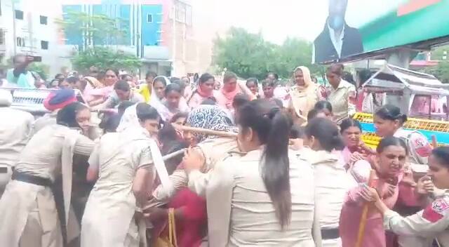 ਆਪਣੀਆਂ ਹੱਕੀ ਮੰਗਾਂ ਨੂੰ ਲੈ ਕੇ ਮਿਨੀ ਸੈਕਟਰੀਏਟ ਅੱਗੇ ਧਰਨਾ ਦੇ ਰਹੀਆਂ ਆਸ਼ਾ ਫੈਕਲਿਟੀ ਵਰਕਰਾਂ ਨੇ ਅੱਜ ਬਠਿੰਡਾ ਪ੍ਰਸ਼ਾਸਨ ਵੱਲੋਂ ਕੋਈ ਸੁਣਵਾਈ ਨਾ ਕਰਨ ਦੇ ਰੋਸ ਵਜੋਂ ਵਿੱਤ ਮੰਤਰੀ ਮਨਪ੍ਰੀਤ ਬਾਦਲ ਦੇ ਦਫਤਰ ਤੱਕ ਰੋਸ ਮਾਰਚ ਕੀਤਾ।