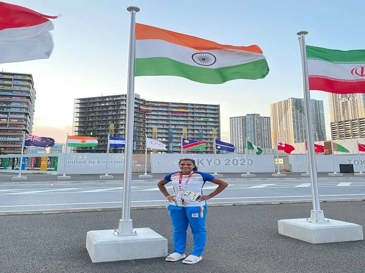 ஒலிம்பிக் கிராமத்தில் தேசியக் கொடிக்குக் கீழ் ராணி ராம்பால்