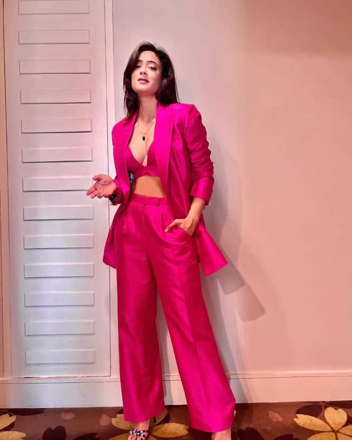 The ‘Parvarrish’ actress can be seen wearing a formal hot pink suit as she poses for the camera. Shweta kept her hair open and wore heels to complete her ravishing look. Her toned abs are also visible in the pictures. (Image courtesy - @shweta.tiwari/Instagram)