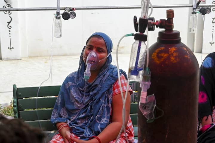 Oxygen crisis: Karnataka High Court had ordered Rs 5 lakh each for 13 such deaths during coronavirus कर्नाटक में ऑक्सीजन की कमी से हुईं मौतें, हाई कोर्ट ने पीड़ित परिवारों को 5-5 लाख का मुआवजा देने को कहा