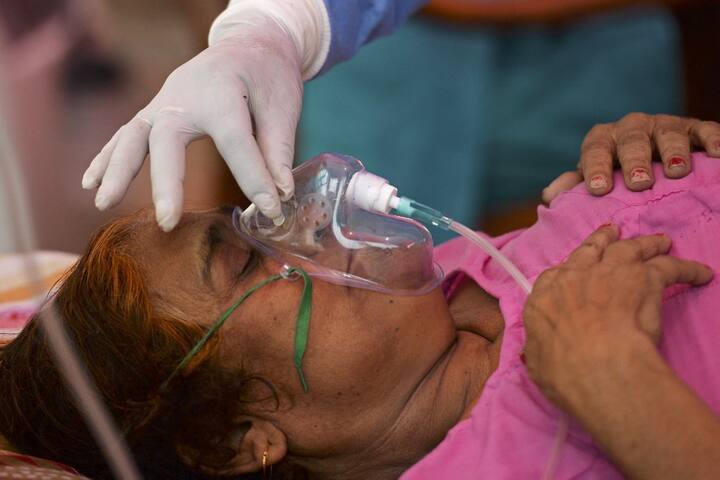 Coronavirus India: Modi Govt claims No deaths due to oxygen shortage, what did the victims families say ANN सरकार का दावा- कोरोना में ऑक्सीजन की कमी से कोई मौत नहीं हुई, छलक उठा दिल्ली के इन परिवारों का दर्द