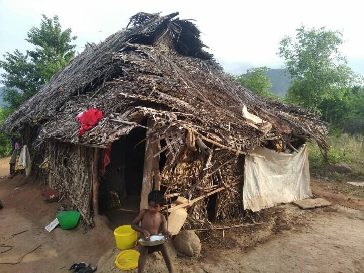 Anaimalai tribes suffering from damaged houses requests tamilnadu government to help with houses ’கொட்டும் வானம். ஒழுகும் கூரை’ - சேதமடைந்த வீடுகளால் தவிக்கும் ஆனைமலை பழங்குடிகள்..!