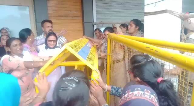 ਮਾਹੌਲ ਉਸ ਵੇਲੇ ਤਣਾਅਪੂਰਨ ਹੋ ਗਿਆ ਜਦੋਂ ਪੁਲਿਸ ਨੇ ਵਰਕਰਾਂ ਨੂੰ ਵਿੱਤ ਮੰਤਰੀ ਦੇ ਦਫ਼ਤਰ ਅੱਗੇ ਰੋਕਣਾ ਚਾਹਿਆ ਤਾਂ ਪੁਲਿਸ ਨਾਲ ਇਨ੍ਹਾਂ ਵਰਕਰਾਂ ਦੀ ਧੱਕਾ ਮੁੱਕੀ ਹੋਈ।