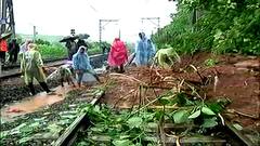 रात्रीच्या पावसानं रेल्वेला ब्रेक! कसारा घाटात दरड कोसळली; दरड काढण्याचे काम युद्धपातळीवर सुरु