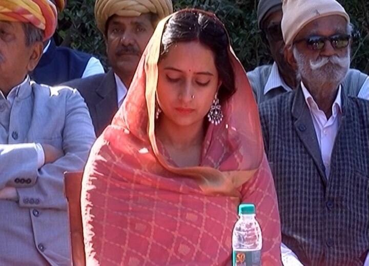 રાજકોટના રાજવી પરિવારમાં મિલકતનો ઝગડો. બહેન અંબાલિકાનો ભાઈ માંધાતાસિંહ સામે વિશ્વાસઘાતનો આક્ષેપ, જાણો શું કરી છે ફરિયાદ ? Rajkot Rajvi Mandhatasinh property controversy with sister રાજકોટના રાજવી પરિવારમાં મિલકતનો ઝગડો. બહેન અંબાલિકાનો ભાઈ માંધાતાસિંહ સામે વિશ્વાસઘાતનો આક્ષેપ, જાણો શું કરી છે ફરિયાદ ?