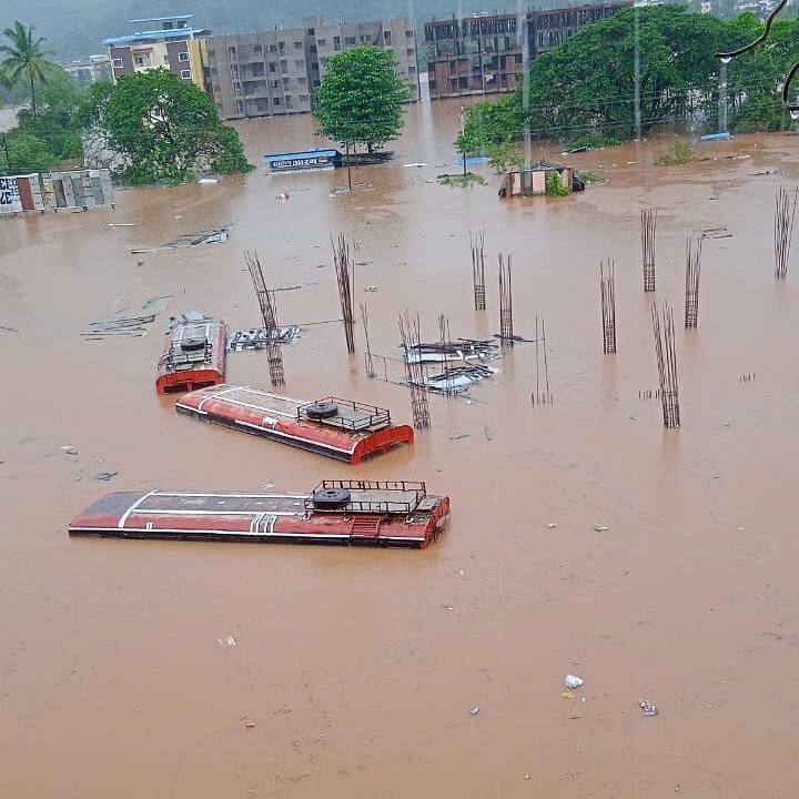 Massive flooding in Maharashtra’s Chiplun મહારાષ્ટ્રમાં ભારે વરસાદે મચાવી તબાહી, ચિપલૂનમાં એક માળ સુધી ભરાયા પાણી