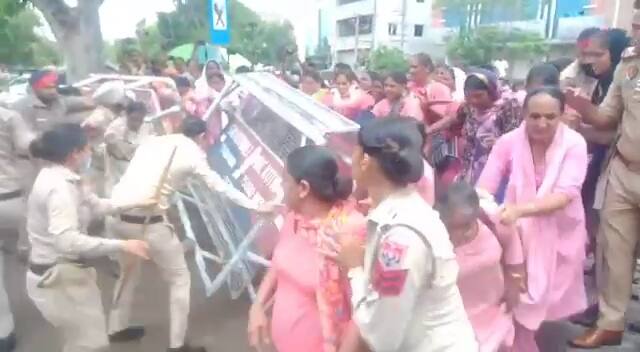 ਇਸ ਲਈ ਜ਼ਿੰਮੇਵਾਰ ਵਿੱਤ ਮੰਤਰੀ ਮਨਪ੍ਰੀਤ ਬਾਦਲ ਅਤੇ ਬਠਿੰਡਾ ਦਾ ਡਿਪਟੀ ਕਮਿਸ਼ਨਰ ਹੈ।