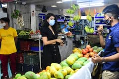 स्टाइलिश ड्रेस पहन मुंबई की फल मंडी में फ्रूट्स का मोल भाव करती दिखीं Rhea Chakraborty, कैमरों के आगे पहले से ज्यादा दिखीं कॉन्फिडेंट