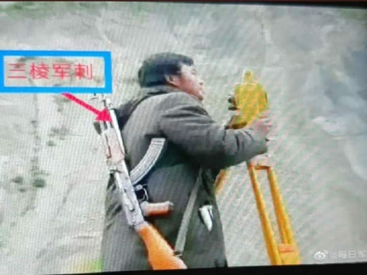 Pakistan Chinese citizens scared of bus attack working with AK 47 rifle on their shoulder ann पाकिस्तान: बस हमले से डरे चीनी नागरिक, कंधे पर एके-47 राइफल लेकर कर रहे काम