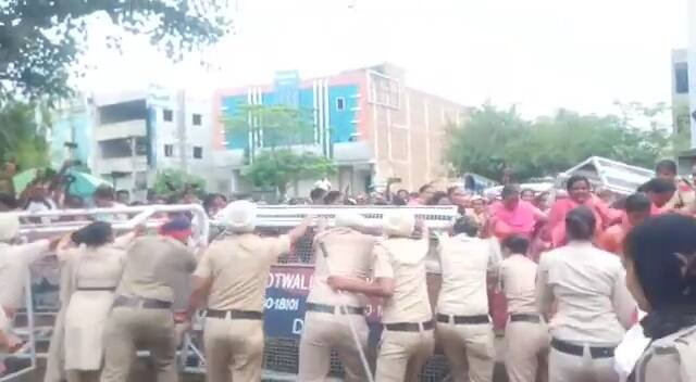 ਇਸ ਦੌਰਾਨ ਉਨ੍ਹਾਂ ਕੈਪਟਨ ਸਰਕਾਰ ਖਿਲਾਫ ਜ਼ੋਰਦਾਰ ਨਾਅਰੇਬਾਜ਼ੀ ਕੀਤੀ।