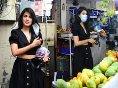 स्टाइलिश ड्रेस पहन मुंबई की फल मंडी में फ्रूट्स का मोल भाव करती दिखीं Rhea Chakraborty, कैमरों के आगे पहले से ज्यादा दिखीं कॉन्फिडेंट