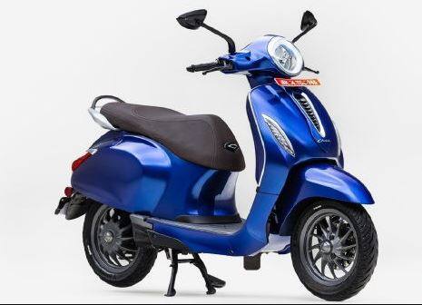 ਬਜਾਜ ਚੇਤਕ (Bajaj Chetak) ਬਾਜ਼ਾਰ ਵਿਚ ਦੋ ਵੇਰੀਐਂਟਸ ਵਿਚ ਉਪਲਬਧ ਹੈ, ਜਿਸ ਵਿਚ ਅਰਬਨ (Urban) ਅਤੇ ਪ੍ਰੀਮੀਅਮ (Premium) ਵੇਰੀਐਂਟ ਸ਼ਾਮਲ ਹਨ। ਕੰਪਨੀ ਨੇ ਇਸ ਨੂੰ ਇਕ ਲੱਖ ਰੁਪਏ ਦੀ ਸ਼ੁਰੂਆਤੀ ਕੀਮਤ ਨਾਲ ਬਾਜ਼ਾਰ ਵਿਚ ਲਾਂਚ ਕੀਤਾ ਸੀ। ਇਕੋ ਚਾਰਜ 'ਤੇ, ਇਹ 95 ਕਿਲੋਮੀਟਰ ਦੀ ਯਾਤਰਾ ਕਰ ਸਕਦੀ ਹੈ। ਦੂਜੇ ਪਾਸੇ, ਇਹ ਈਕੋ ਮੋਡ ਵਿਚ 85 ਕਿਲੋਮੀਟਰ ਦੀ ਰੇਂਜ ਦਿੰਦਾ ਹੈ।