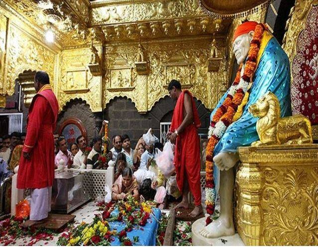 आज पहाटे काकड आरतीनंतर साई प्रतिमा आणि पोथीची मिरवणूक काढून शिर्डीतील तिन दिवसीय गुरुपौर्णिमा उत्सवाला सुरूवात झाली.