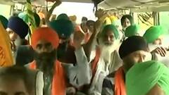 दिल्ली: जंतर-मंतर पर प्रदर्शन के लिए सिंघु बॉर्डर के लिए निकला किसानों का जत्था