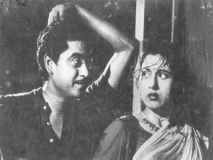 फिल्म चलती का नाम गाड़ी फिल्म साल 1958 में रिलीज हुई थी. इस फिल्म का गाना एक लड़की भीगी भागी सी एक क्लासिक गाना है जो किशोर कुमार ने गाया है. इस गाने में मधुबाला बारिश से भीगी हुई नज़र आती हैं. ये बारिश का गाना रात में अकेली बारिश में भीगी लड़की के बारे में है. ये गाना बारिश के मौसम के लिए बिल्कुल ठीक है.