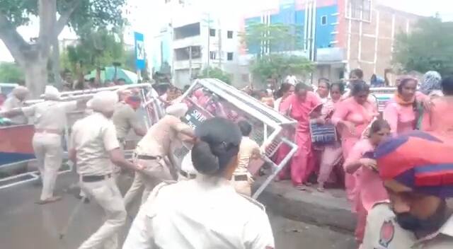 ਇਸ ਦੌਰਾਨ ਪੁਲਿਸ ਵੱਲੋਂ ਉਨ੍ਹਾਂ ਨਾਲ ਧੱਕਾਮੁੱਕੀ ਕੀਤੀ ਗਈ।