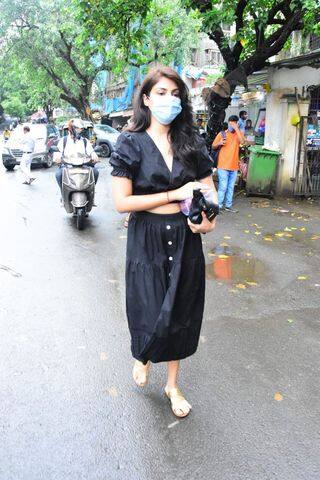 इस दौरान रिया ने एक खूबसूरत ऑल-ब्लैक स्कर्ट और टॉप पहना था. जिसमें वो बेहद खूबसूरत लग रही थी.