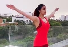 Keerthy Yoga Pics: கீர்த்தி சுரேஷ் ரெஃப்ரெஷிங் யோகா புகைப்படங்கள்!