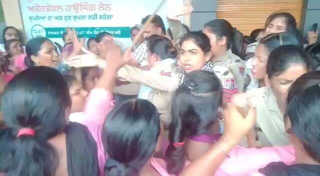 ਉਨ੍ਹਾਂ ਚਿਤਾਵਨੀ ਦਿੰਦਿਆਂ ਕਿਹਾ ਕਿ ਜੇਕਰ ਕਿਸੇ ਵੀ ਵਰਕਰ ਨਾਲ ਕੋਈ ਅਣਸੁਖਾਵੀਂ ਘਟਨਾ ਹੁੰਦੀ ਹੈ ਤਾਂ ਉਸ ਦੇ ਲਈ ਪੰਜਾਬ ਸਰਕਾਰ, ਵਿੱਤ ਮੰਤਰੀ ਅਤੇ ਜ਼ਿਲ੍ਹਾ ਪ੍ਰਸ਼ਾਸਨ ਜ਼ਿੰਮੇਵਾਰ ਹੋਵੇਗਾ।