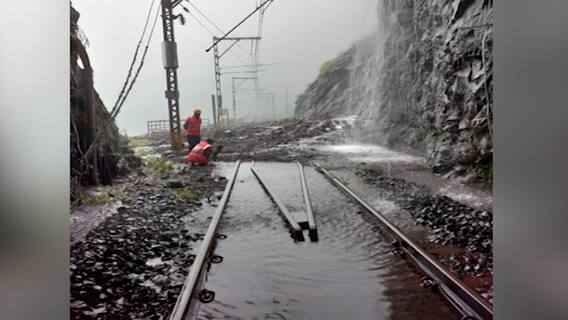 Central Railway : कर्जत-लोणावळादरम्यान रेल्वे रुळावर दरड कोसळली; कर्जत-पुणे रेल्वे वाहतूक ठप्प