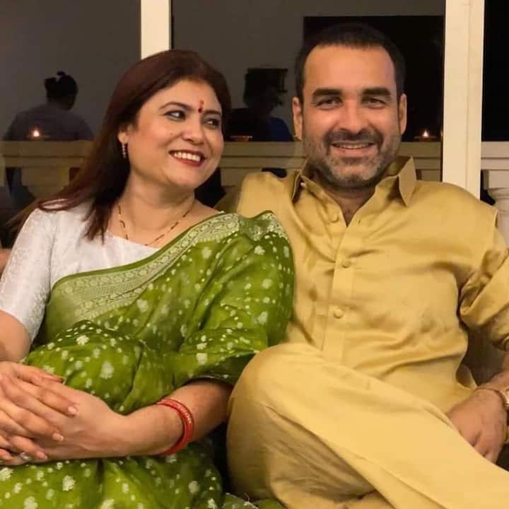 बॉलीवुड एक्टर पंकज त्रिपाठी ने अपने खांटी अंदाज के अभिनय से बॉलीवुड में अलग ही जगह बना ली है. बेहद साधारण परिवार से ताल्लुक रखने वाले पंकज की निजी जिन्दगी बेहद फिल्मी रही है. उन्होंने 9वीं क्लास में ही दिल दे दिया था और फिर बड़े फिल्मी अंदाज में ही अपने प्यार को हासिल भी किया.