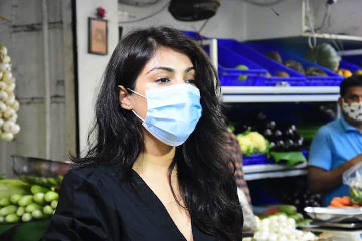 Rhea Chakraborty can be seen wearing a black crop top and a midi black skirt as she stepped out of her house. She also wore mask for protection against COVID-19. The actress looks ravishing in this chic street style look. (Image courtesy – Manav Manglani)