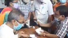 Bengal District Stories: বারাসাতে আধার-রেশন সংযুক্তিকরণের লাইনে শিকেয় কোভিড বিধি, বিশৃঙ্খলা